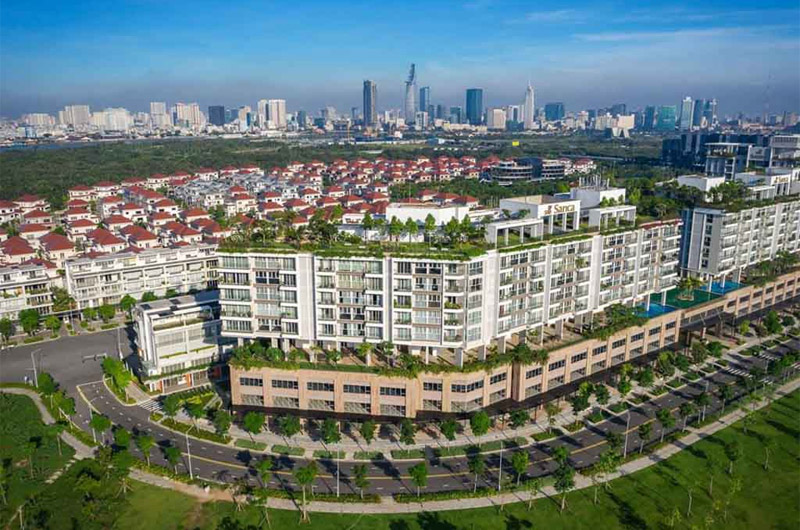 Tòa căn hộ Sarica Sala với villa và shophouse phía sau, nhìn Bitexco Quận 1