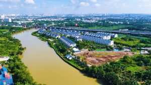 Khu thấp tầng Tropic Riverside đã hoàn thiện bên sông Rạch Chiếc, khu đất phía sau đang thi công phần cao tầng Tropic Tower