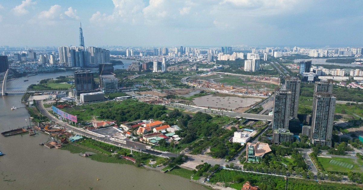 Toàn cảnh khu vực Thủ Thiêm nhìn từ trên cao, nơi có Khu phức hợp Thủ Thiêm và nhiều công trình đang thi công